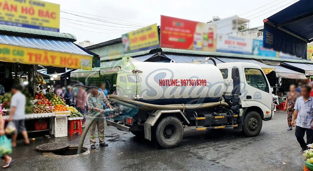 Kỹ thuật viên thi công hút hầm cầu sạch sẽ tại Quận 8