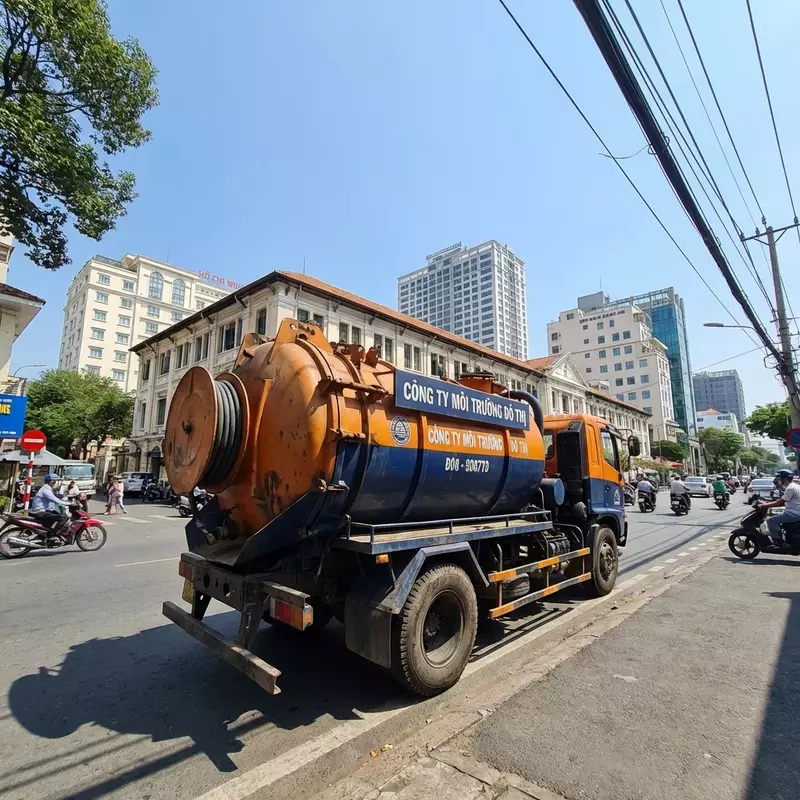 Xe hút hầm cầu TPHCM chuyên nghiệp - Dịch vụ rút hầm cầu giá rẻ Công ty môi trường Sài Gòn